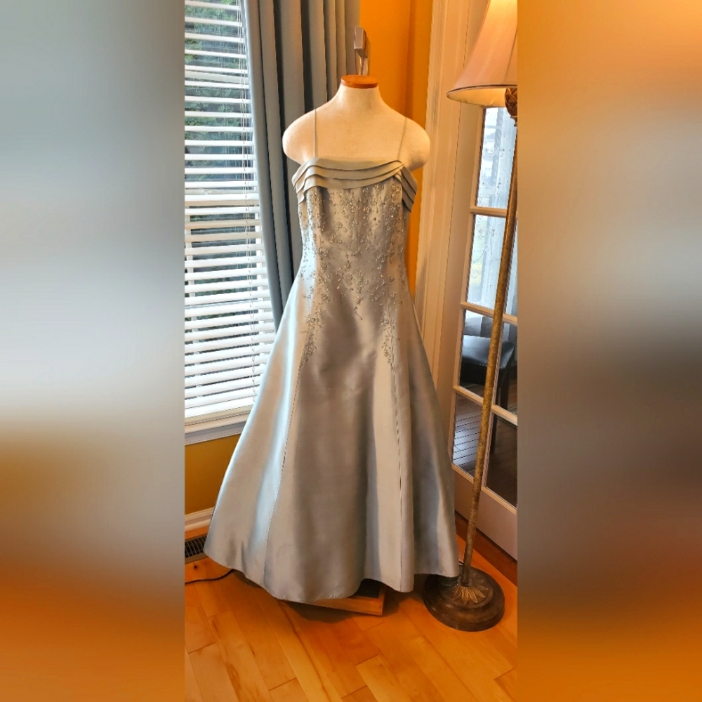 12 Mother of the bride dress Montage by Mon Cheri. Embolished needs small repair